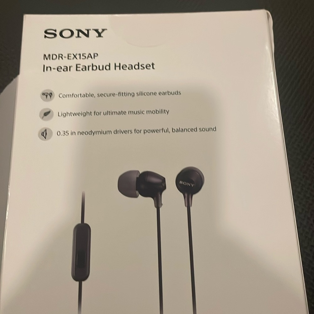 NWB- new with box- Sony mdrex15ap Headphones